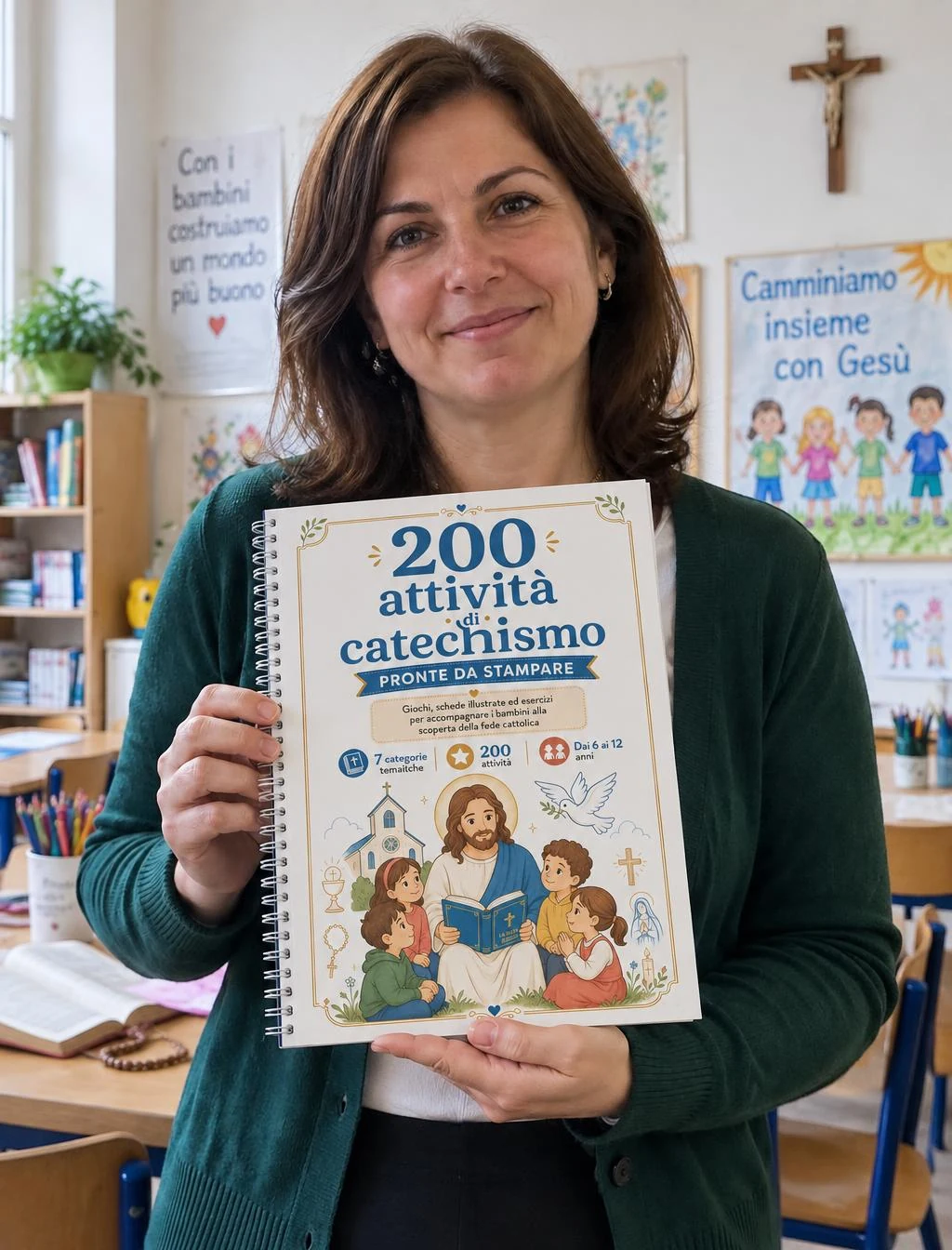 Catechista italiana che presenta la raccolta in un’aula di catechismo